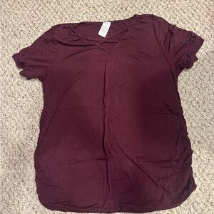 Women's maternity V-Neck Short Sleeve Top in Burgundy